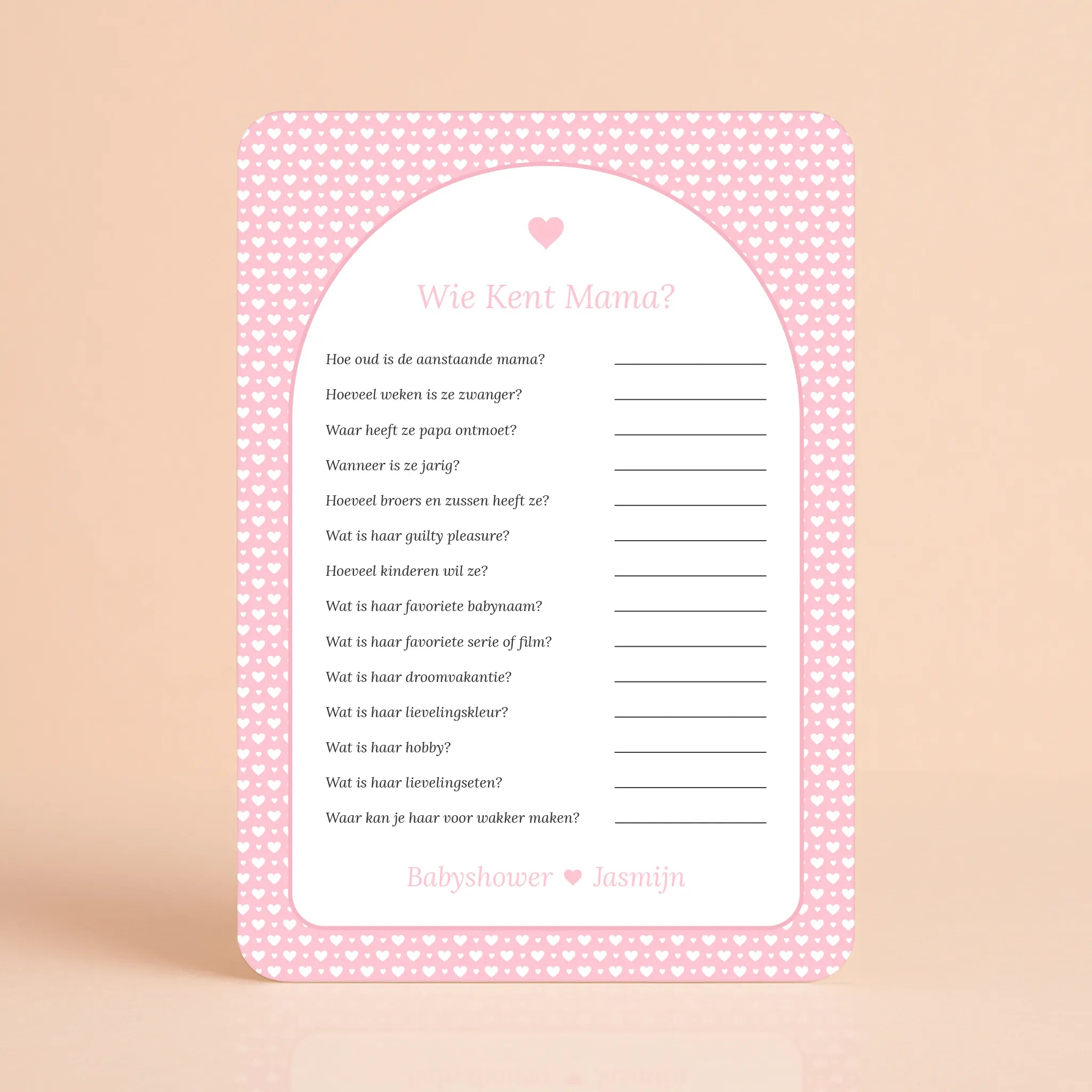 Wie kent Mama? kaart met witte hartjes op roze achtergrond, gepersonaliseerd met naam – Studio Miron