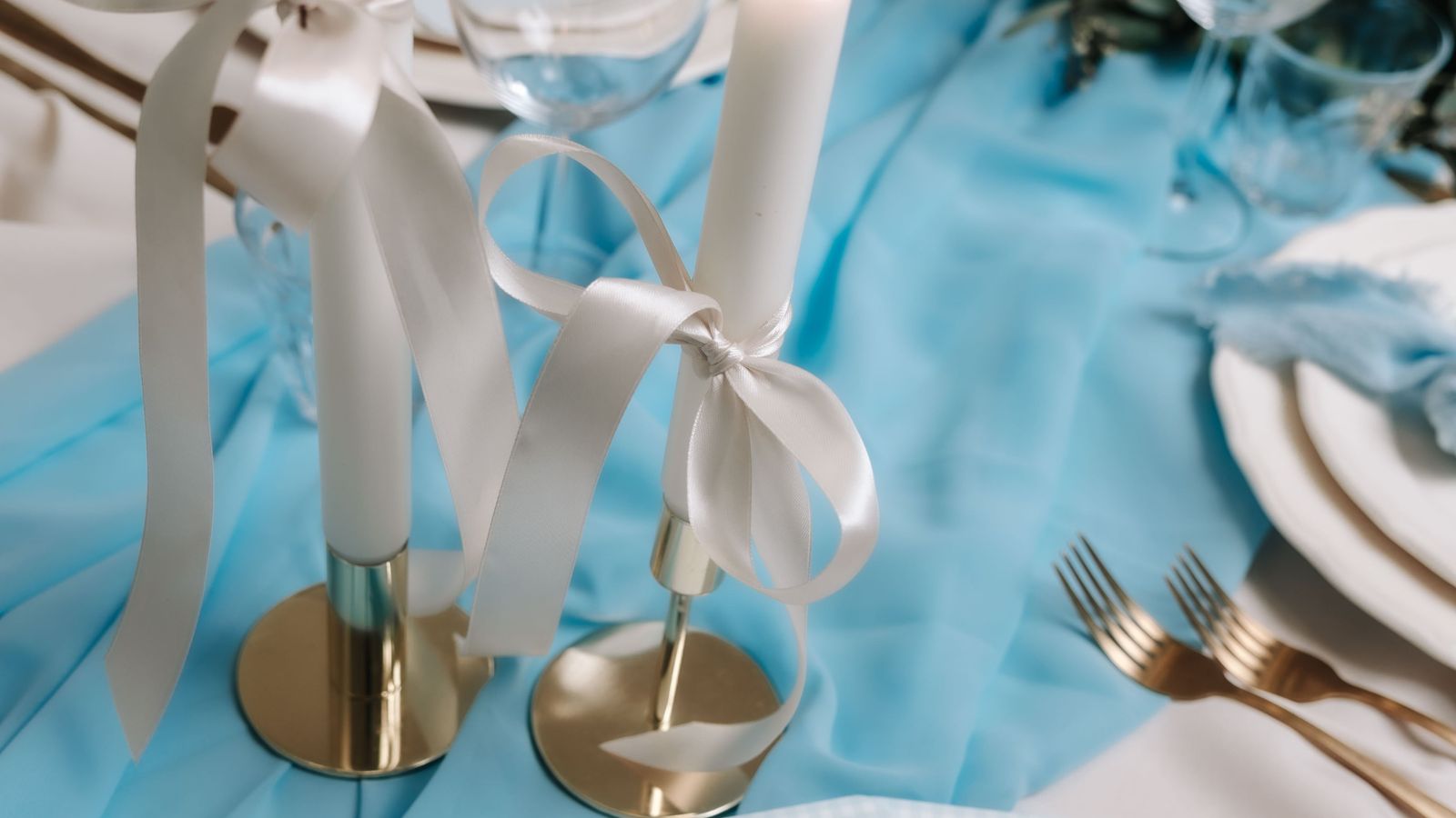 Table de fête dressée avec des bougies et des cartes à remplir de Studio Miron
